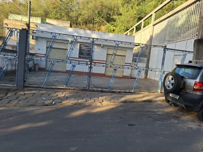 Terreno com 842m,com galpão