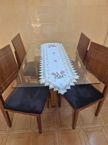 Vendo mesa de jantar com 4 cadeiras com estofados de suede novos.