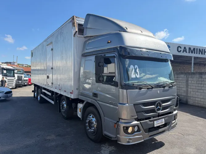 Mb atego 3030 2023 bitruck teto alto automático completo