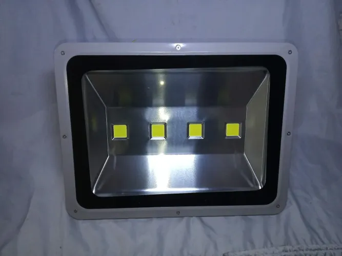 Refletores gigantes 200w.