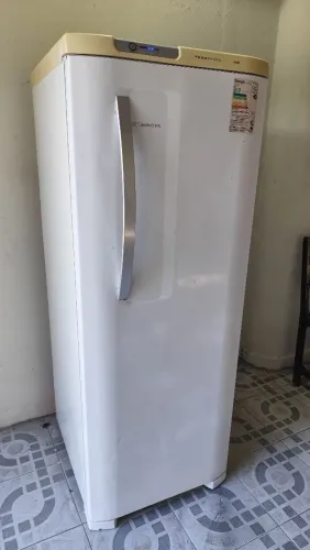 Vendo geladeira Electrolux Frost Free funcionando perfeitamente faço entrega
