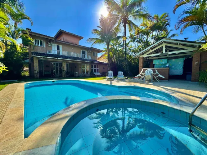 Casa à venda em condomínio fechado na Praia da Enseada, Guarujá, SP | Qvista inteligência 