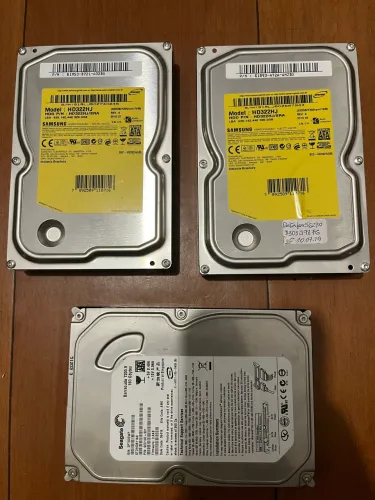 2 HDs Samsung 320gb 1 HD Seagate 160gb
