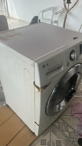Máquina de lavar e seca com defeito