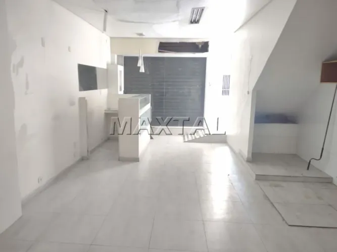 Localizado no coração do centro comercial da região, o imóvel está cercado por uma ampla v