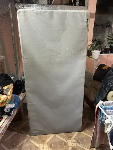 Vendo cama de solteiro. Acompanha estrado de madeira e colchão Ortobom