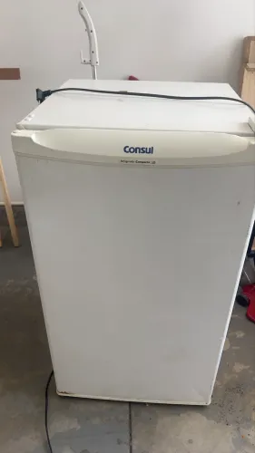 Frigobar Consul Compacto 120L funcionando perfeitamente