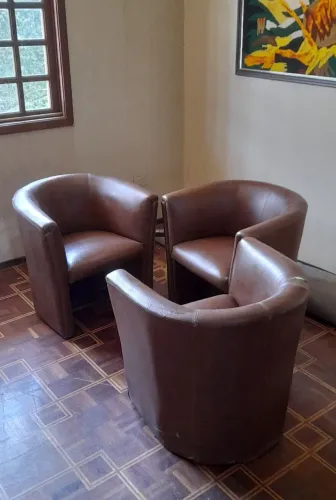 Poltronas estilo ferradura em courvim marrom - 3 unidades