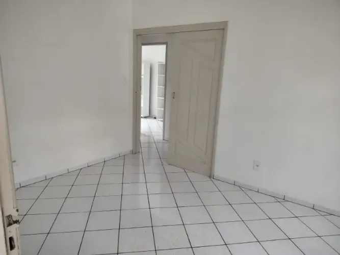 Alugo casa na Agronômica. 2 quartos, sala, cozinha, banheiro e garagem