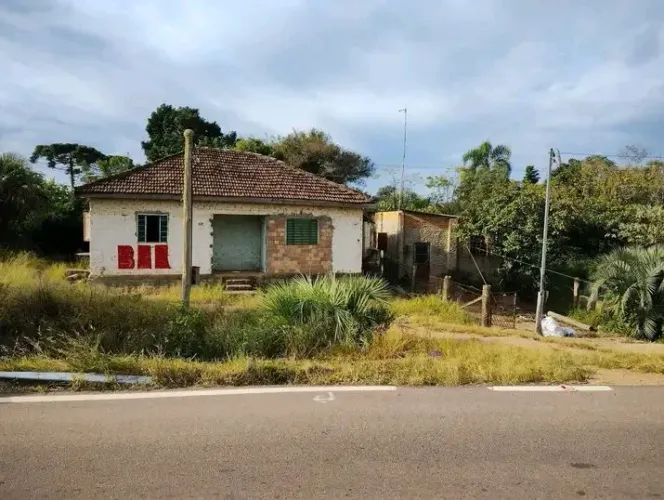 Vende se casa Grande com água de poço e luz ou troca por carro moto aberto a propostas