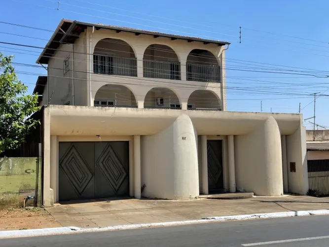Sobrado Tríplex com 840 m² de área construída em Campinas-GO.