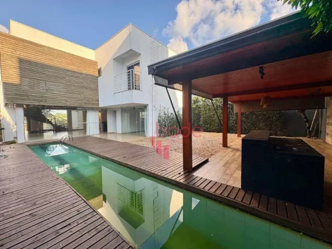 Casa em Condomínio Fechado para Locação de 05 Quartos sendo todos Suítes no Bairro Alphavi