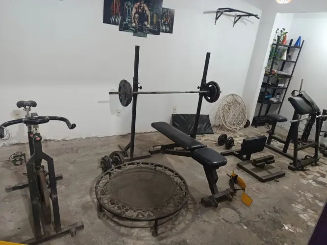 Aparelho de ginástica banco que turbina bike halteres e anilhas