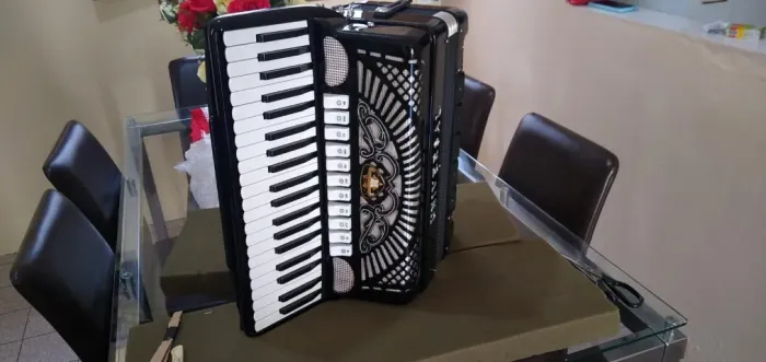 Acordeon marca: universal, profissional guerrini italiana