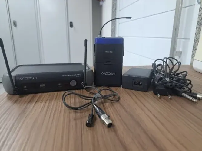 Sistema de microfone sem fio Kadosh K581C e microfone de Lapela