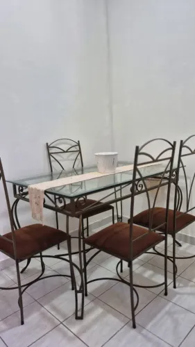 Mesa de Jantar com quatro cadeiras