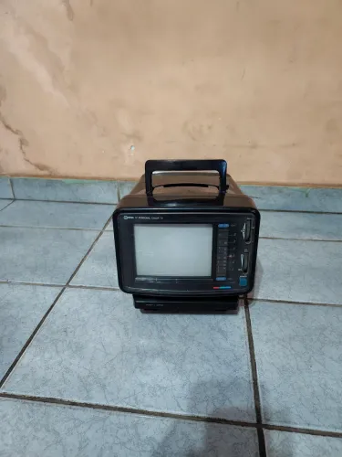 Vende se tv portátil colorida antiga