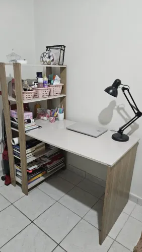 Escrivaninha (mesa + estante)