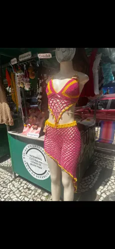 Saída de praia de crochê rosa tamanho M