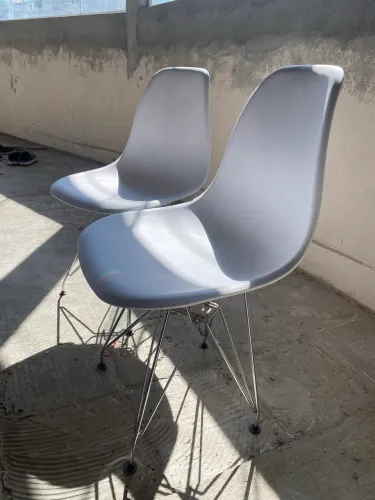 Duas cadeiras modelo Eames novas 