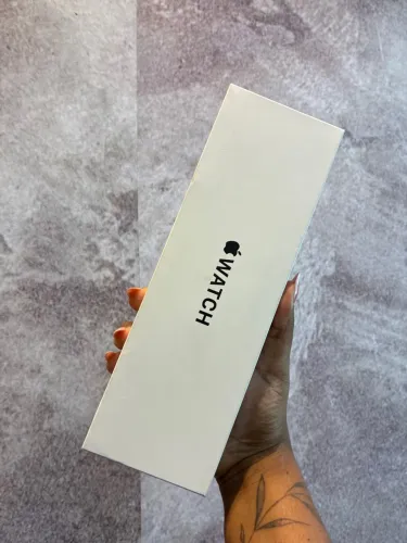 Apple Watch SE 3 (44 mm, GPS) na cor Meia-Noite (Midnight) com pulseira esportiva
