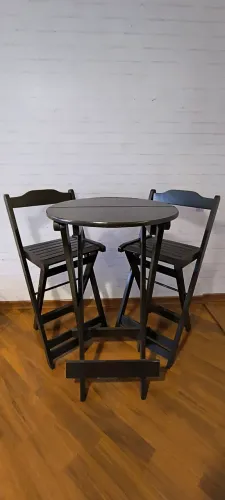 Mesa bistrô com duas cadeiras