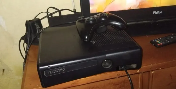 Xbox 360 com 2 controles originais e 12 jogos no HD.