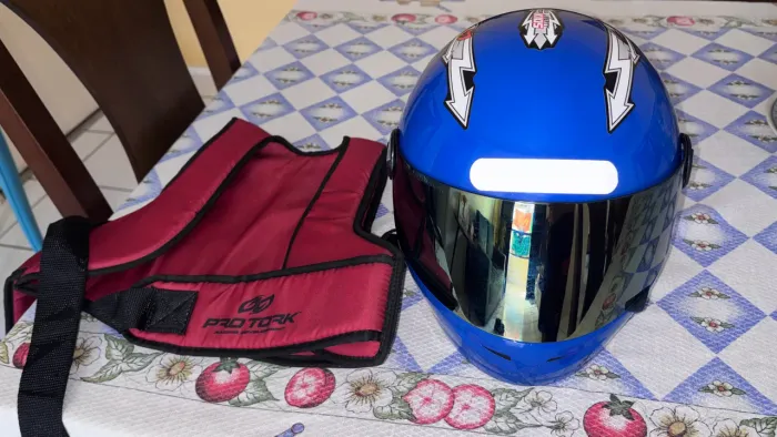 Capacete infantil e colete