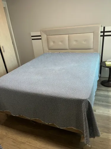 Cama Queen Ortobom com molas ensacadas juntamente com a base e a cabeceira