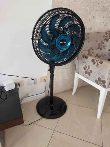 Ventilador de Coluna Mallory - 6 Pás - Preto e Azul - Potente