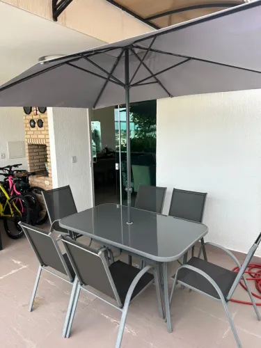 Conjunto de mesa e cadeiras com ombrelone