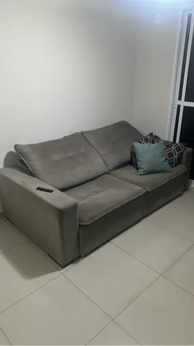 VENDO SOFÁ RETRÁTIL EM EXCELENTE ESTADO DE CONSERVAÇÃO. ÓTIMA ESPUMA. SEM BARULHO ALGUM.