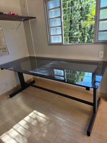 Mesa grande de ferro e vidro
