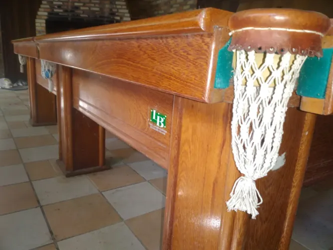Mesa de sinuca profissional com acessórios 