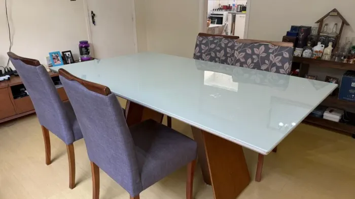 Vende-se mesa de jantar com tampo de vidro 1,80 cm X 1,05 cm, com 5 cadeiras