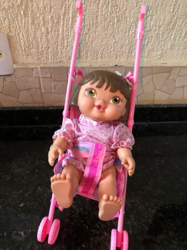 PROMOÇÃO Boneca que faz xixi e carrinho de passeio