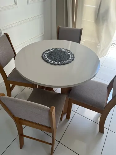 mesa de jantar c 4 cadeiras 