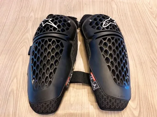 Joelheira Alpinestars Bionic - Estado: Seminova - Tamanho: L/XL
