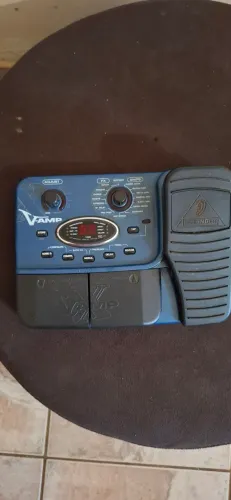 Pedaleira behringer Vamp 1