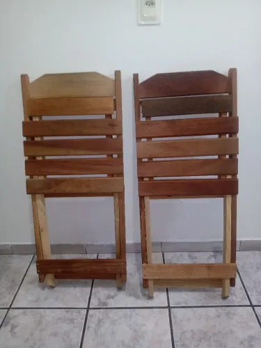 2 Cadeiras de madeira retrátil