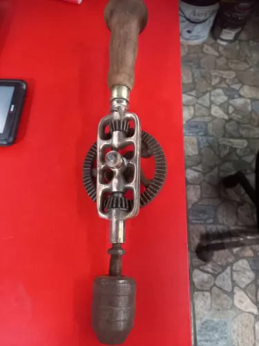 Furadeira antiga no estado para restaurar