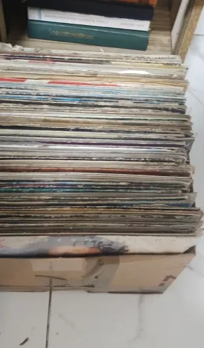 Caixa de discos de vinil, todos com capa estão guardados faz uns 20 anos