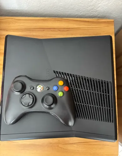 VENDE-SE XBOX 360 SLIM, COM TUDO ORIGINAL, MAIS O FIFA 12 MÍDIA FÍSICA.