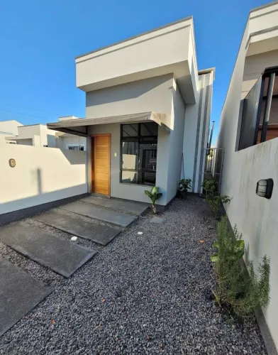 CASA COM 2 QUARTOS SENDO 1 SUÍTE E COZINHA PLANEJADA NO MATA ATLÂNTICA - TIJUCAS -SC