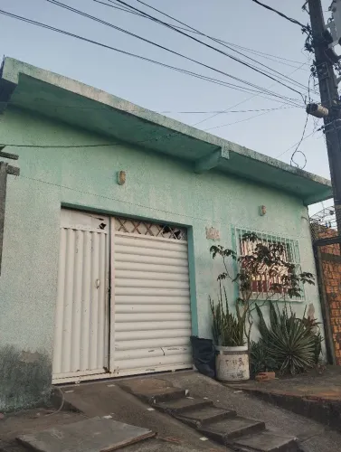 Vende-se está casa com pouco tempo de construída