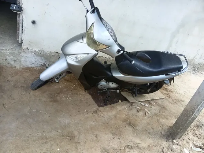 A moto está toda certinha nada pra fazer som pegar e rodar