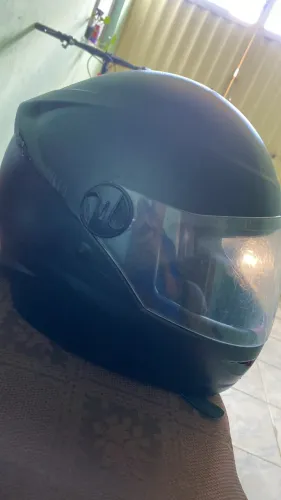 Capacete rosa com plotagem preta