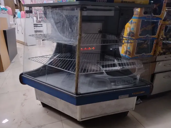 Balcão Vitrine Expositora Comercial de Vidro com Prateleiras - Usada<br>