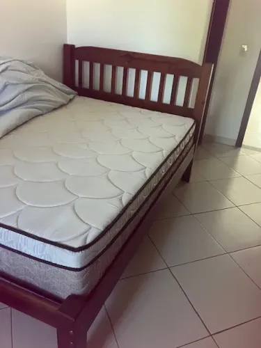 Cama de casal em madeira maciça com colchão de molas ensacadas Ortobom, 2 anos de uso.