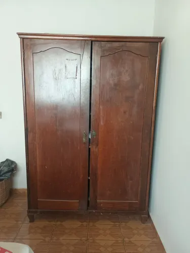 Guarda-roupa de madeira